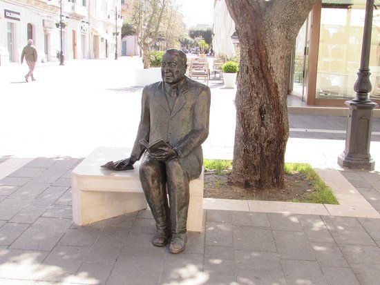 Statua di Gennaro Perrotta